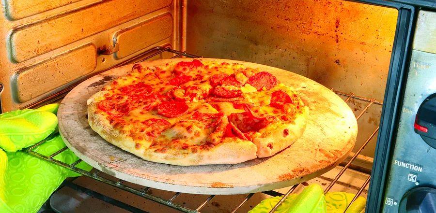Cover Image for How to Remove Stubborn Residue from Your Pizza Stone
