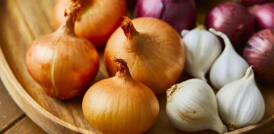 Cover Image for 9 Tips to Avoid Smelling Like Your Kitchen After Cooking