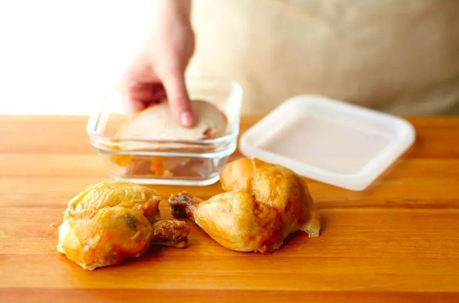 Cover Image for How long can cooked chicken be safely stored in the fridge?