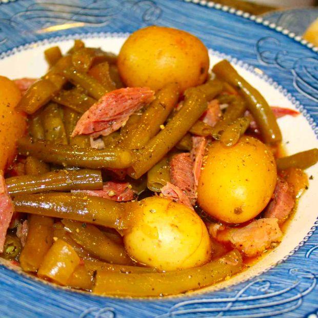 Cover Image for Crockpot Green Beans with Ham and Potatoes