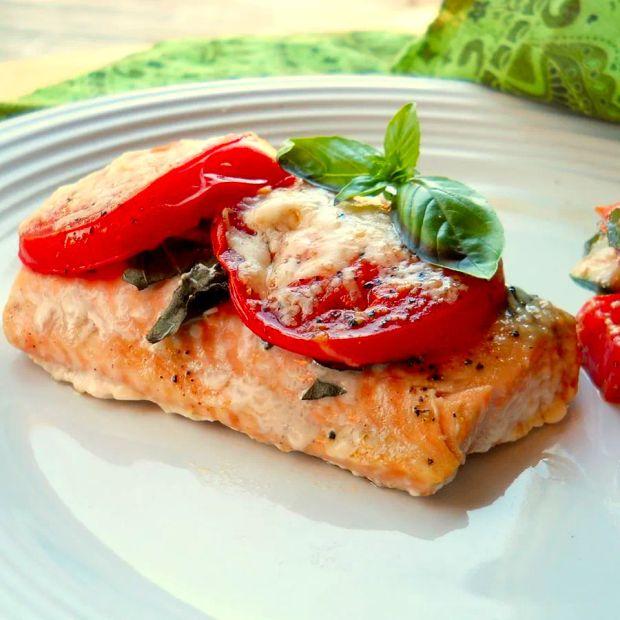 Cover Image for Salmon with Tomato and Basil