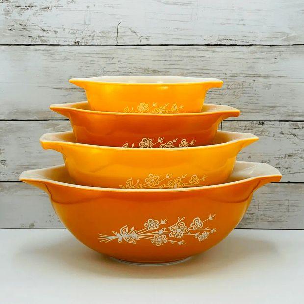 Cover Image for A Comprehensive Guide to Vintage Pyrex Bowl Patterns