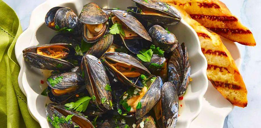 Cover Image for Wine-Steamed Mussels
