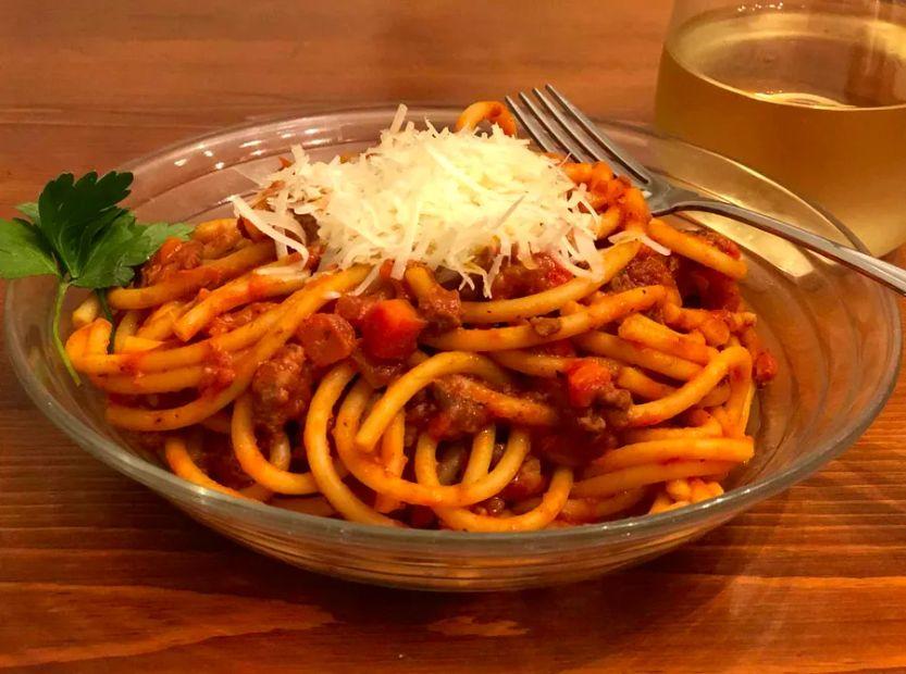 Cover Image for Mom's Spaghetti Bolognese – A delicious take on the classic Italian pasta dish, combining savory flavors with rich sauce.