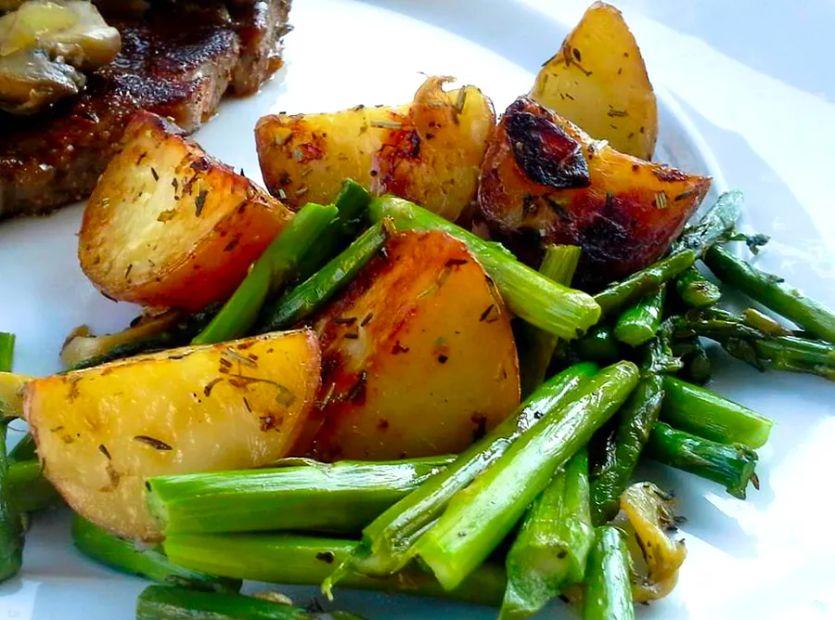 Cover Image for Garlic and Herb Roasted Red Potatoes with Asparagus