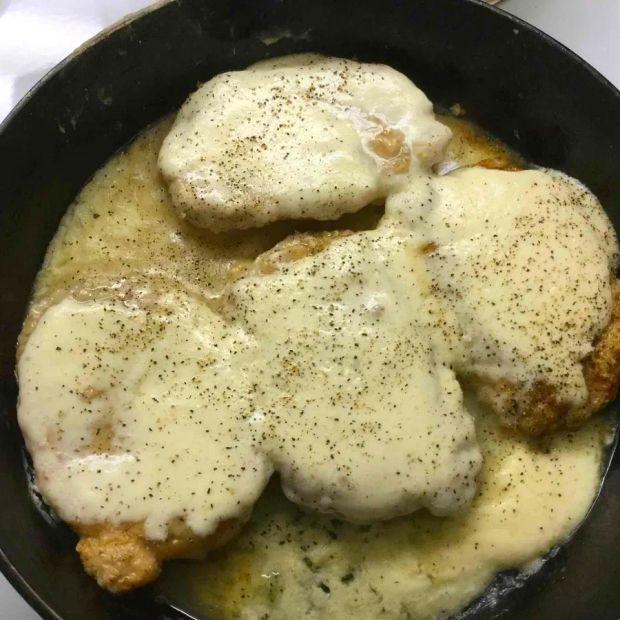 Cover Image for Juicy Pork Chops with a Flavorful Gravy