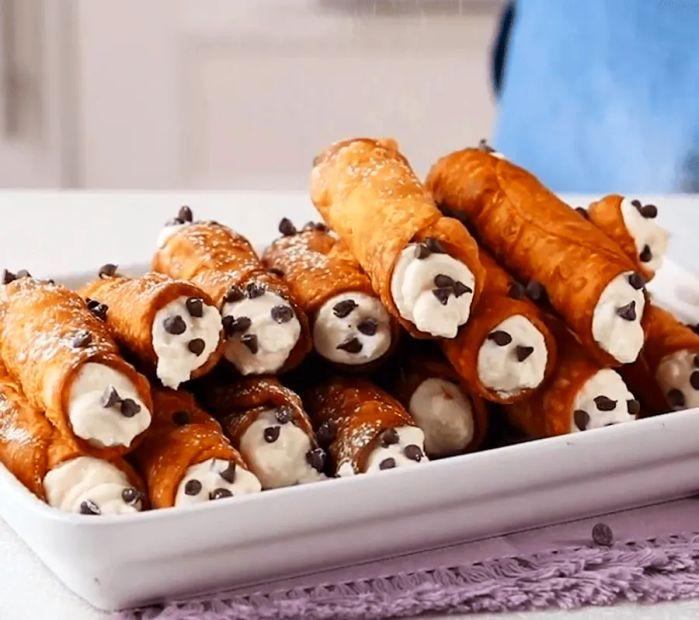Cover Image for What is a Cannoli and What Does it Taste Like? Explore this beloved Italian treat and learn about its distinct taste and history.