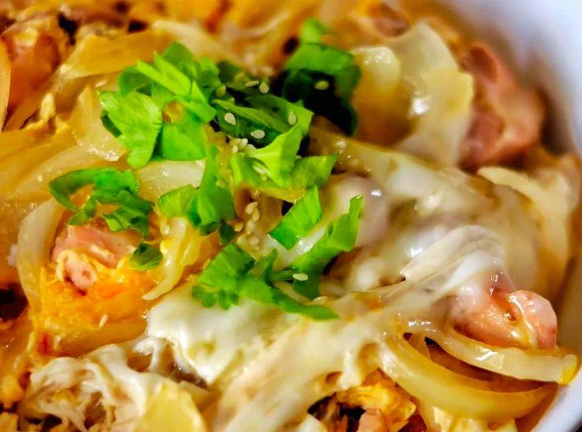 Cover Image for Oyakodon: Japanese Chicken and Egg Rice Bowl