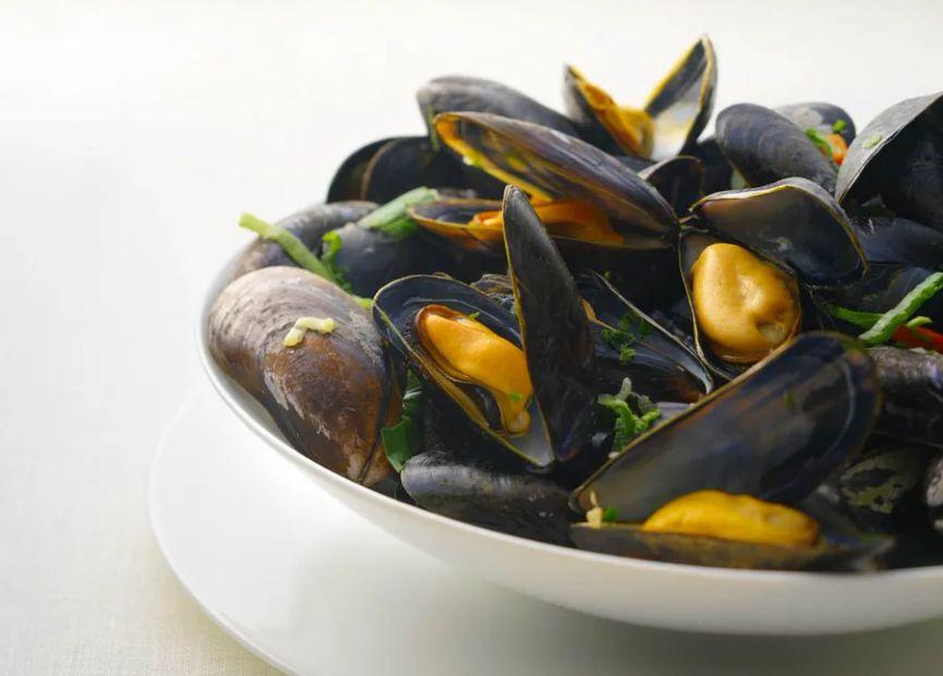 Cover Image for The Complete Guide to Buying, Storing, and Cooking Mussels