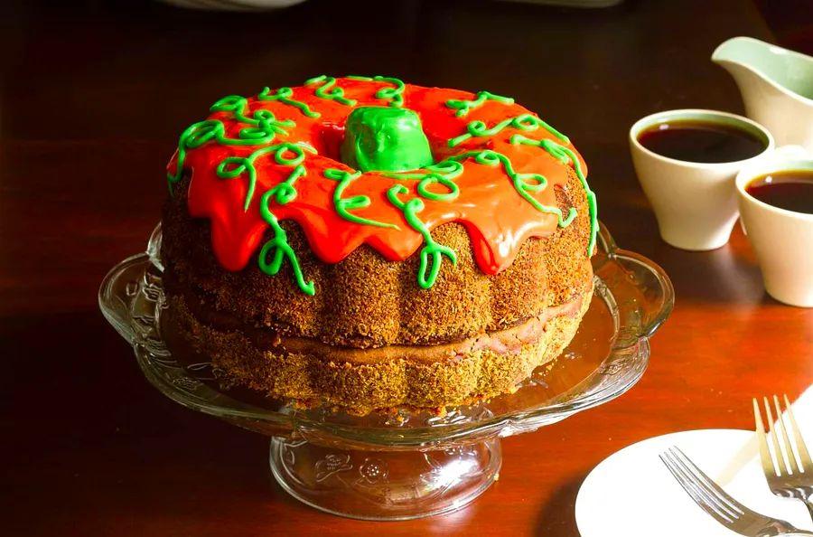 Cover Image for How to Create and Decorate a Pumpkin-Shaped Cake from Scratch