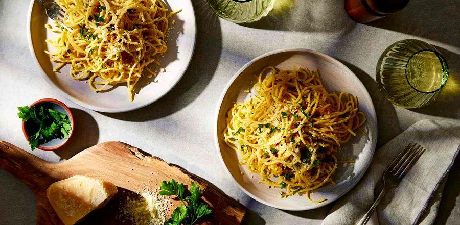Cover Image for Spaghetti Aglio e Olio: A classic Italian pasta dish featuring garlic, olive oil, and Parmesan cheese, all tossed with spaghetti for a satisfying meal.